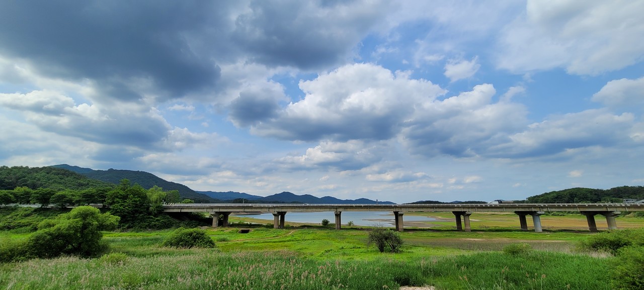 오리골에서 63번 버스 기다리며 바라본 신상교.