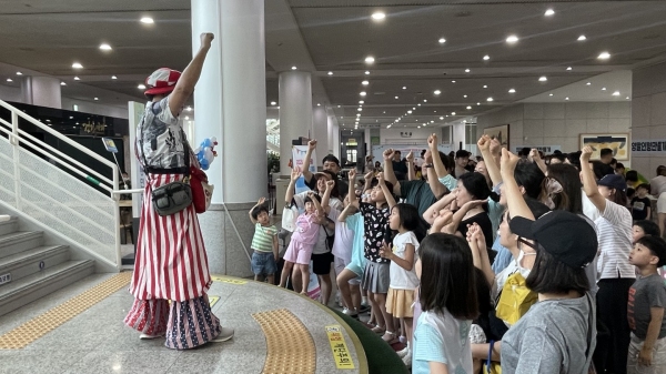 2023 아이사랑가족사랑페스티벌에서 아이들이 키다리 피에로 퍼포먼스를 관람하고 있다.