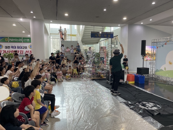2023 아이사랑가족사랑페스티벌 버블아트 프로그램에서 아이들이 환호하고 있다.