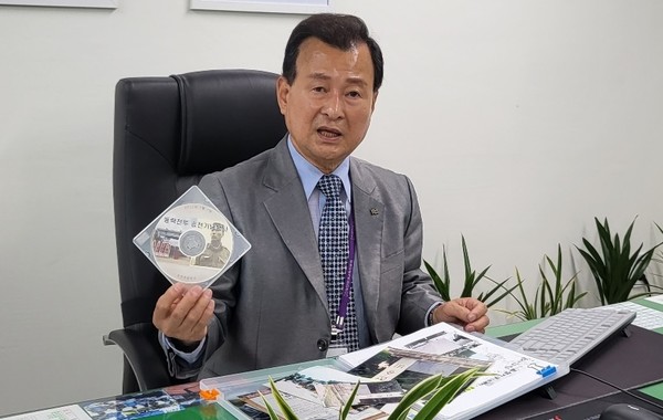 김병한 씨가 6·25 한국전쟁 참전유공자이자 동락리 전투 승리의 주역인 아버지 김상흥 대령의 사진과 자료를 펼쳐보이고 있다. 