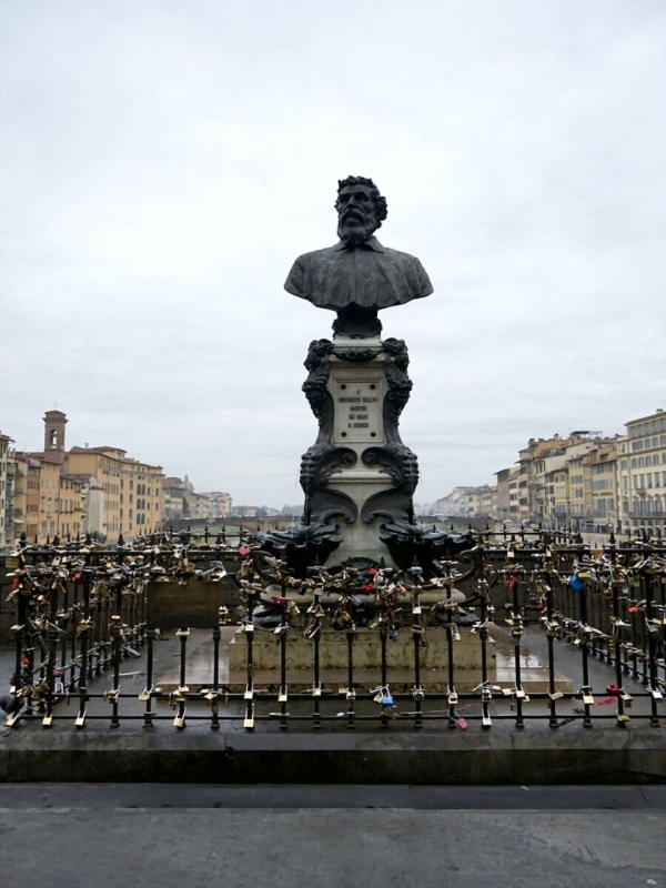 벤베누티 체리나 동상과 사랑의 열쇠들