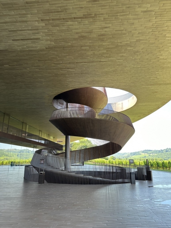 저장굴로 가는  나선형 계단