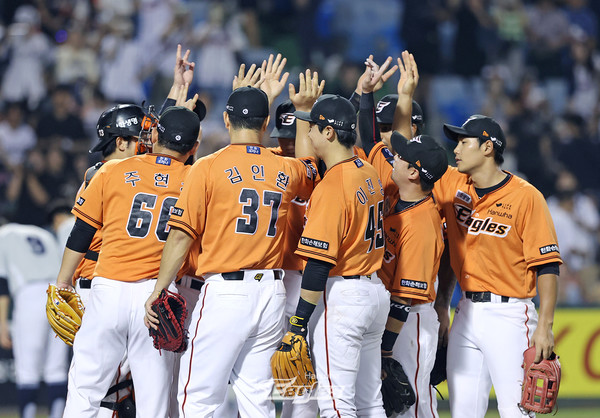 지난 13일 두산과 경기에서 승리 후 선수들이 하이파이브를 하고 있다. 한화이글스 제공