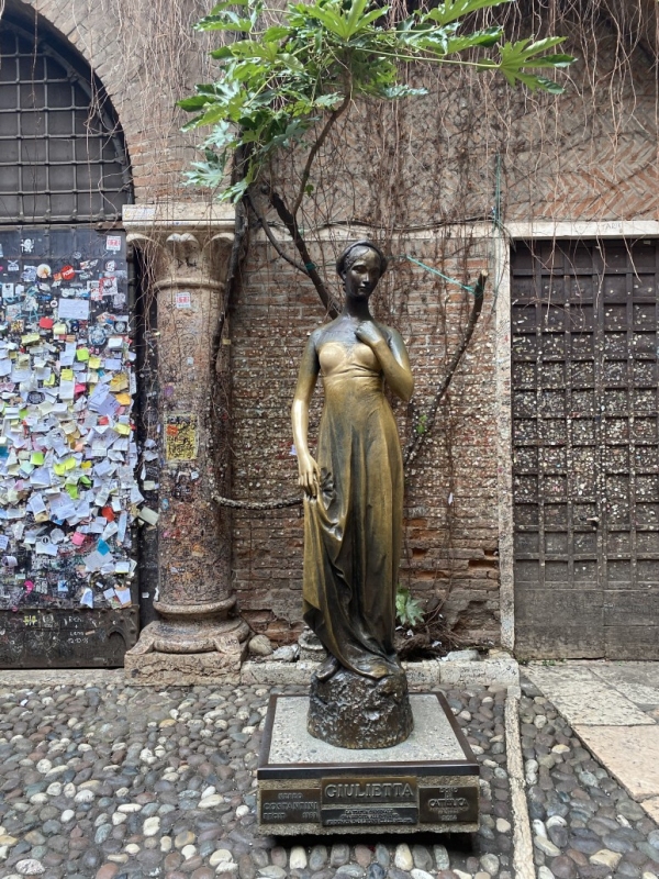 정원 줄리엣의 동상과 포스트잇