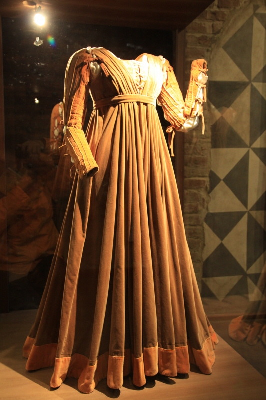 2층 줄리엣의 드레스