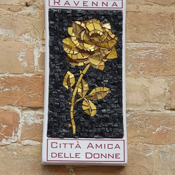 모자이크로 만든 이정표.