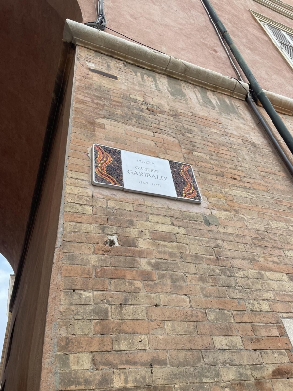 모자이크로 만든 가리발디광장 이정표