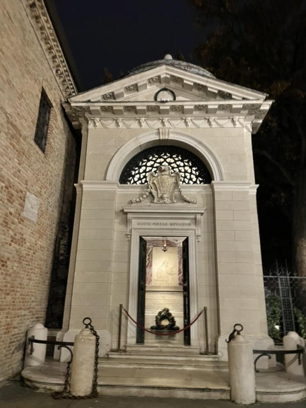 단테 무덤 입구
