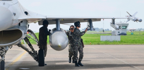 공군 제17전투비행단 소속 정비사가 방어제공훈련 참가를 위해 출격하는 F-35A를 격납고로부터 유도하고 있다. 공군 제공