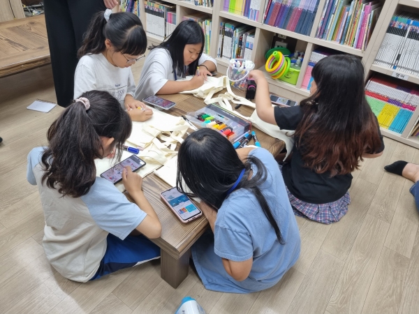 석봉지역아동센터 아이들이 에코백 만들기를 하고 있다.