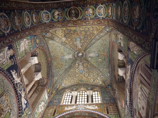 예배당과 건물의 중앙 부분 사이에는 유스티니아누스 황제가 이탈리아반도 수복을 기념하는 개선문도 있는데, 개선문의 천장에는 그리스도와 사도바울을 비롯해 열두 제자, 성 비탈레스, 성 게르바시우스 등을 묘사한 15개의 메달을 장식했다.