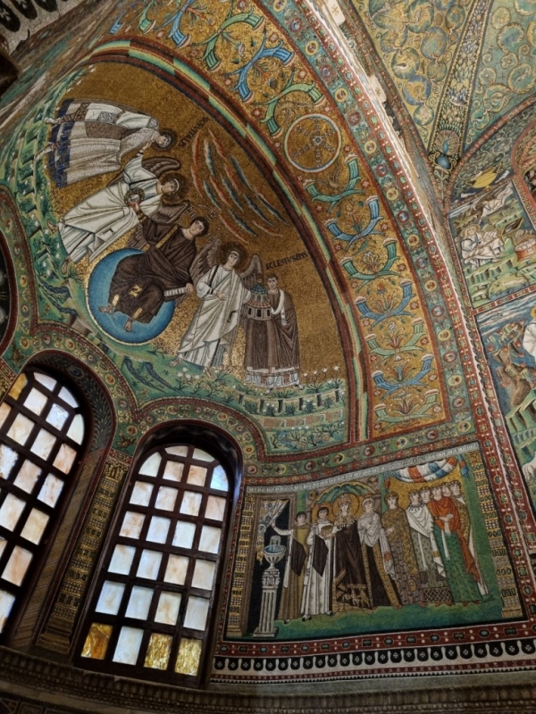 천정화와 벽면의 유스티니아누스 황제