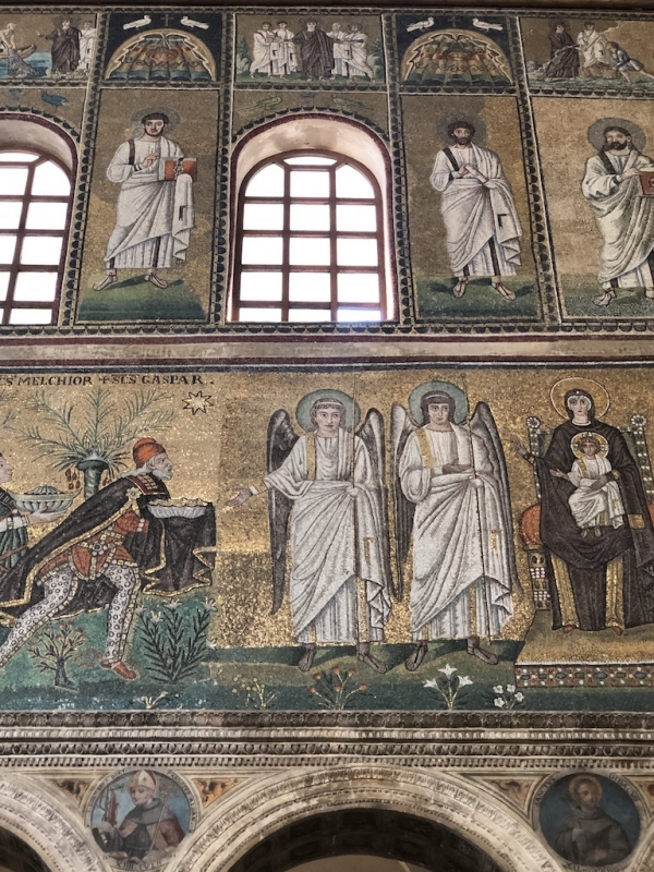 벽면 성인들의 모자이크