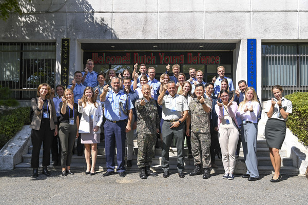 네덜란드 국방부 대표단 일행과 공군 우주센터 관계자가 7일 공군본부 우주센터에서 협력방안을 논의한 뒤 양국의 우정과 협력을 상징하는 포즈를 취하며 기념사진을 찍고 있다. 공군 제공