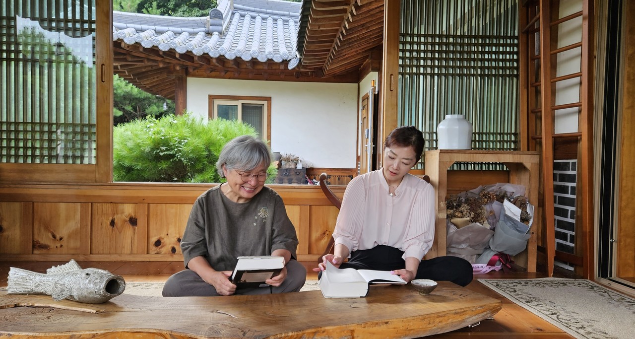 여백서원에서 필자와 인터뷰하고 있는 전영애 서울대 명예교수(왼쪽).