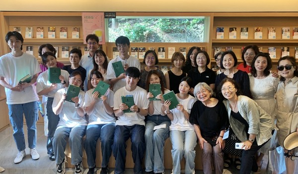 유난히 무덥던 지난달 26일 온종일 파우스트 1부를 낭독 공연한 부산 동서대 연기과 학생들과 관객들이 전영애(아래 오른쪽) 교수와 젊은 괴테의 집 1층에서 기념사진을 찍고 있다.