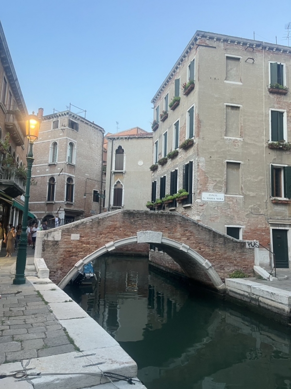 섬을 잇는 작은 다리