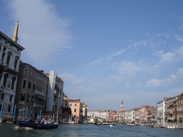 대운하. 정면에 리알토 다리가 보인다.