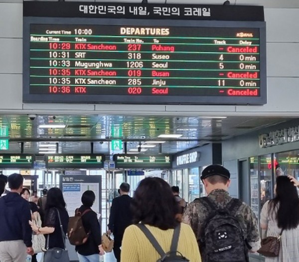 철도노조 파업 사흘째인 16일 오전 대전역에 설치된 전광판에 일부 열차 운행 취소를 알리는 공지가 나오고 있다.  연합뉴스