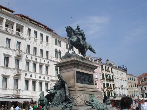 에마뉘엘 2세 기마상 전면