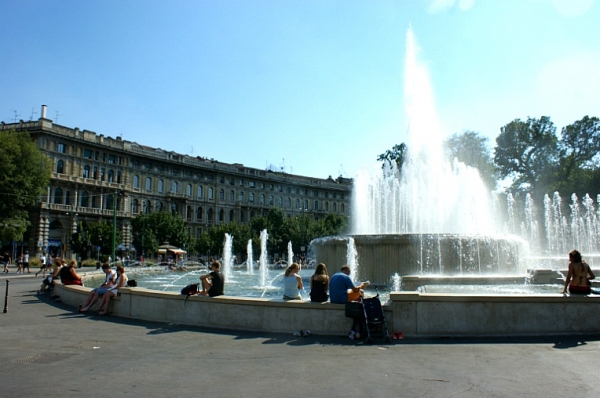 스카라 극장 앞 분수