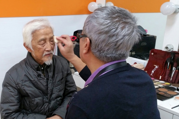 ▲ 박팔영 분장가가 오현경 배우 분장을 하고 있다.
