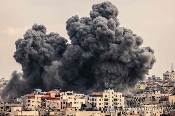 사진 = 연합뉴스. 하마스와 이스라엘군 간 무력 충돌 발생 사흘째인 9일(현지시간) 가자지구에서 검은 연기가 올라오고 있다.