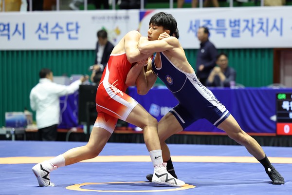 ▲ 지난 13일부터 19일까지 전남 일원에서 열린 제104회 전국체육대회에 출전한 세종시 고교 학생선수(오른쪽)가 레슬링 경기에 임하고 있다. 세종교육청 제공 
