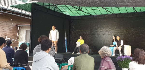 ▲ 충북 영동군 심천면 구구농원 공연무대에서 제1회 심천역 단막극제가 열리고 있다.