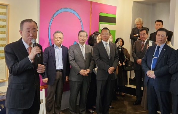 반기문(왼쪽) 전 총장이 지난 6일 배철현 전 서울대 교수가 주최한 생명중심운동 발대식에 참석한 후  축사를 하고 있다. 오른쪽 세 번째는 이낙연 전 총리.