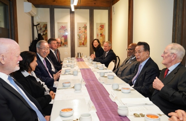 반기문(왼쪽 세 번째) 전 총장이 지난 18일 서울 한 식당에서 전현직 유엔총회 의장들과 오찬을 함께하며 지속적 개발목표 등 글로벌 이슈에 대해 논의하고 있다. 오른쪽 두 번째는 유엔총회의장회 의장을 맡고 있는 한승수 전 총리.