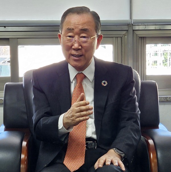 ​▲ 재단 접견실에서에서 필자와 인터뷰 중인 반기문 전 총장.