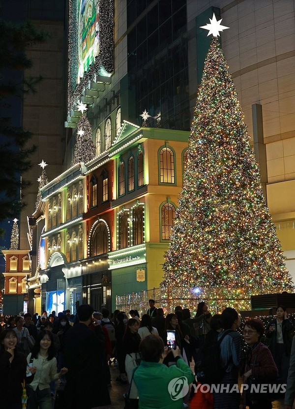 사진= 연합뉴스(롯데백화점 본점)