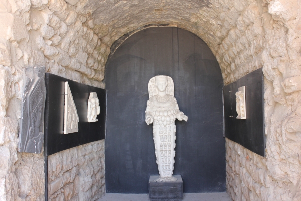 터키 에페소의 아르티미스 여신상 복제