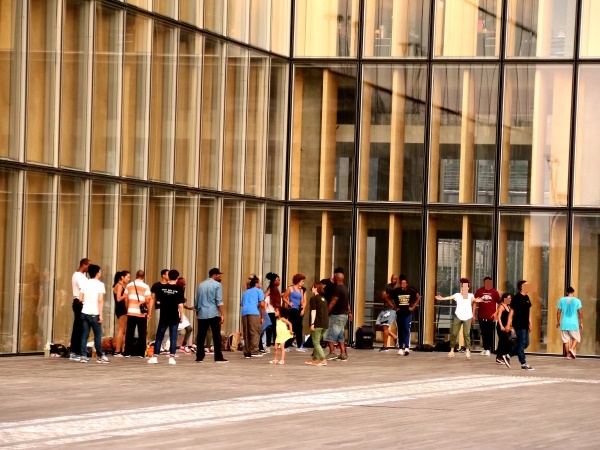 ▲ 제대로 서고 앉으려면 여러 요령과 나름 훈련이 필요하다. 프랑스 파리 국립도서관 입구