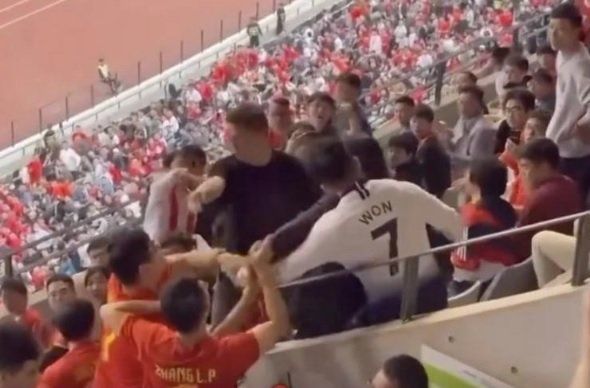 난투극을 벌이고 있는 중국 축구팬들. 출처=바이두 캡처