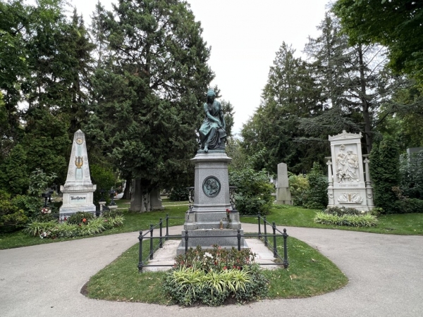 모차르트 아내 동상 뒤편에 베토벤(왼쪽), 슈베르트(오른쪽).