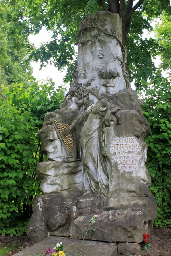 요한 슈트라우스 2세 묘지석.