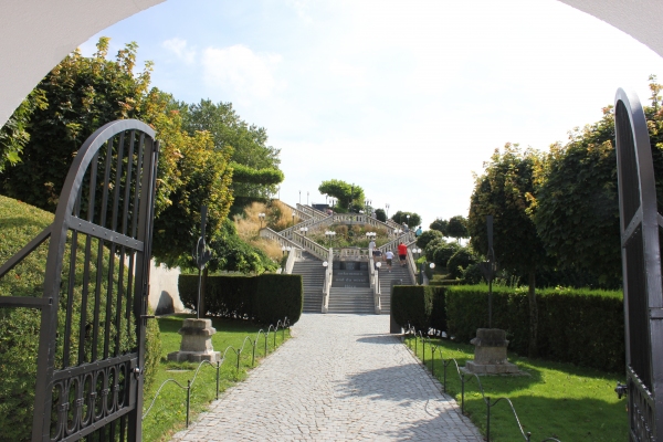 정원에서 바라본 주차장 가는 계단