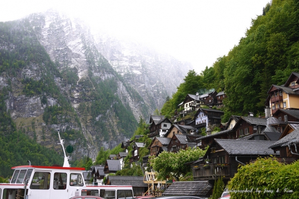 경사지의 집들.