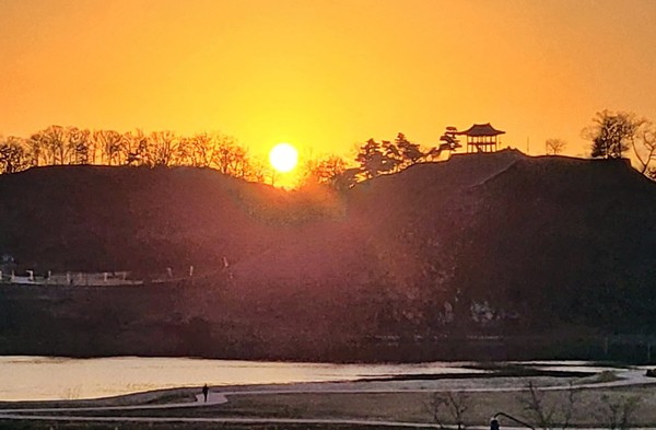 ▲ 2023년 계묘년(癸卯年) 한해를 비췄던 태양이 유네스코 세계유산 공주 공산성 너머로 저물고 있다. 이건용 기자
