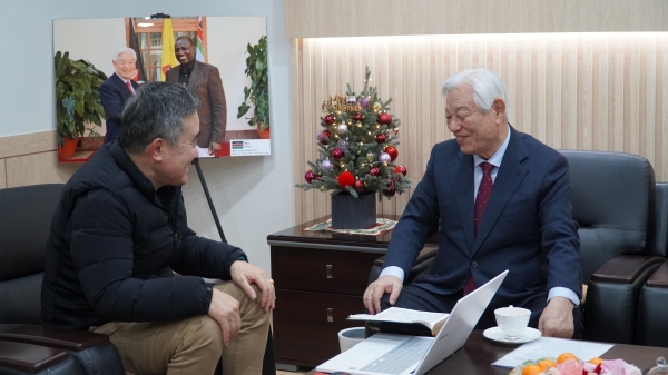 본보 기자가 지난 22일 천안예술의전당 VIP룸에서 그라시아스합창단 설립자인 박옥수 목사(오른쪽)를 만나 ‘크리스마스 칸타타’에 대한 설명을 듣고 있다. 김인수 기자