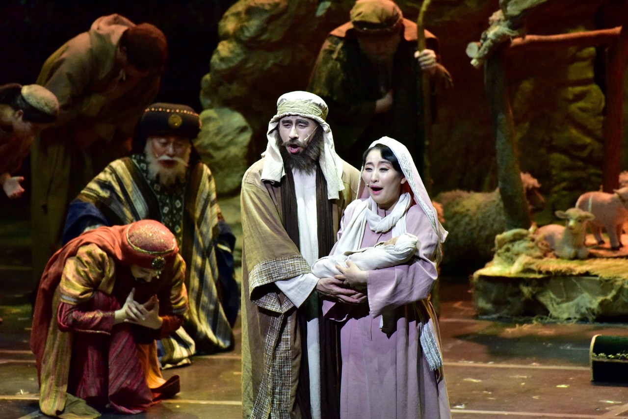 ‘크리스마스 칸타타’ 총 3막의 공연중 제1막 ‘성탄절’에서 동방박사들이 지켜보고 있는 가운데 아기예수탄생을 알리고 있다.