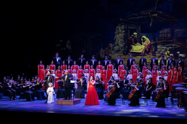 총 3막의 공연중 제3막에서 그라시아스합창단원들이 관람객들과 함께 크리스마스캐럴을 열창하고 있다. 그라시아스합창단 제공