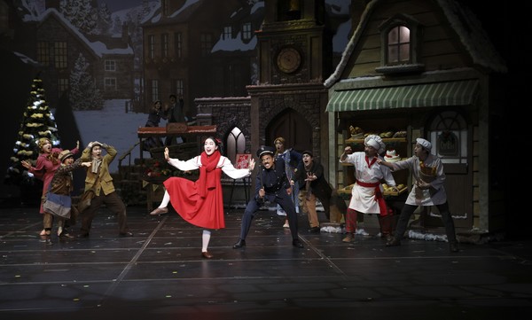 총 3막의 공연중 제2막 ‘뮤지컬’에서 출연진들이 가족사랑에 대한 표현을 열연하고 있다.