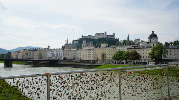 마카리트 다리에서 바라본 호헨부르크 성.