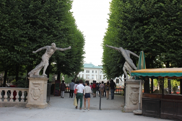 정원 북쪽 입구(아테나우궁 후문).