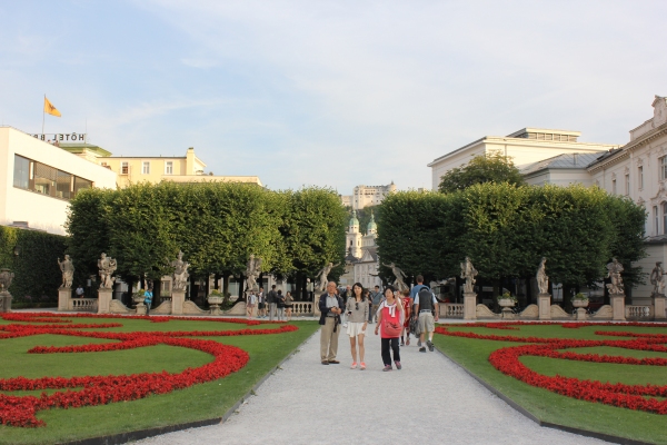 미라벨정원에서 바라본 입구.