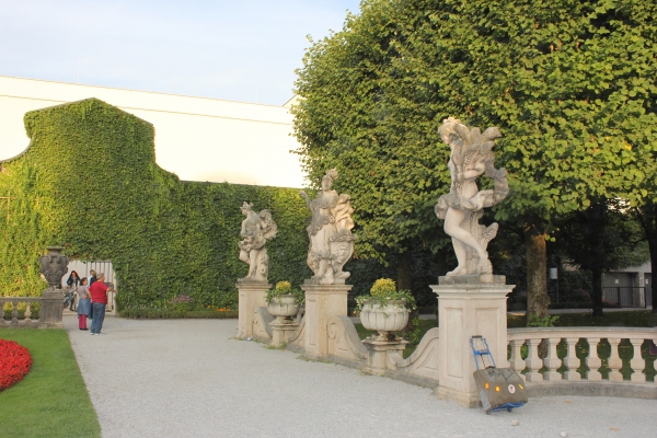 정원 주변의 조각상.