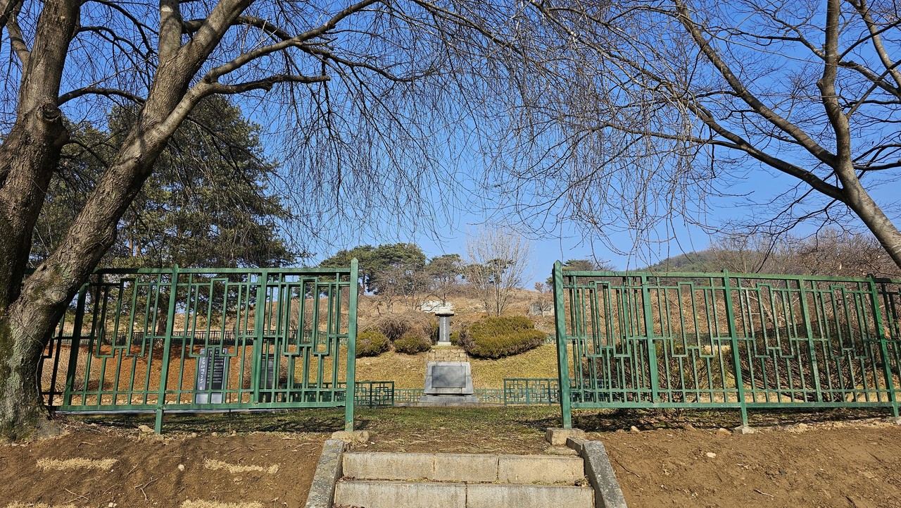 김종서 생가지의 모습. 가운데 중앙에 행적비가 있고, 뒤에 유허비가 있다.